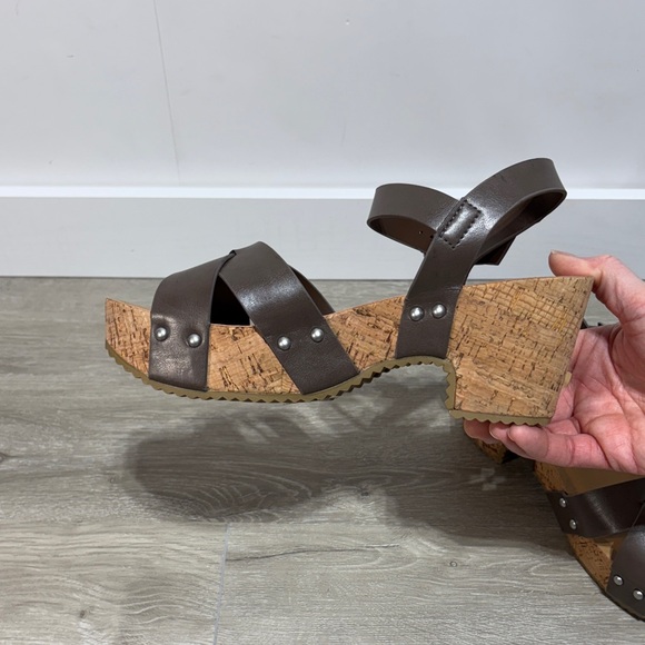 Journee Collection Vegan Leather Brown Strappy Platform Sandals NWOT Size 9 - Picture 8 of 9